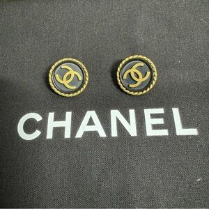 Authentication CHANEL earrings. Gold toned. Clip on.